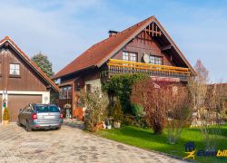 Aussenansicht mit Doppelgarage